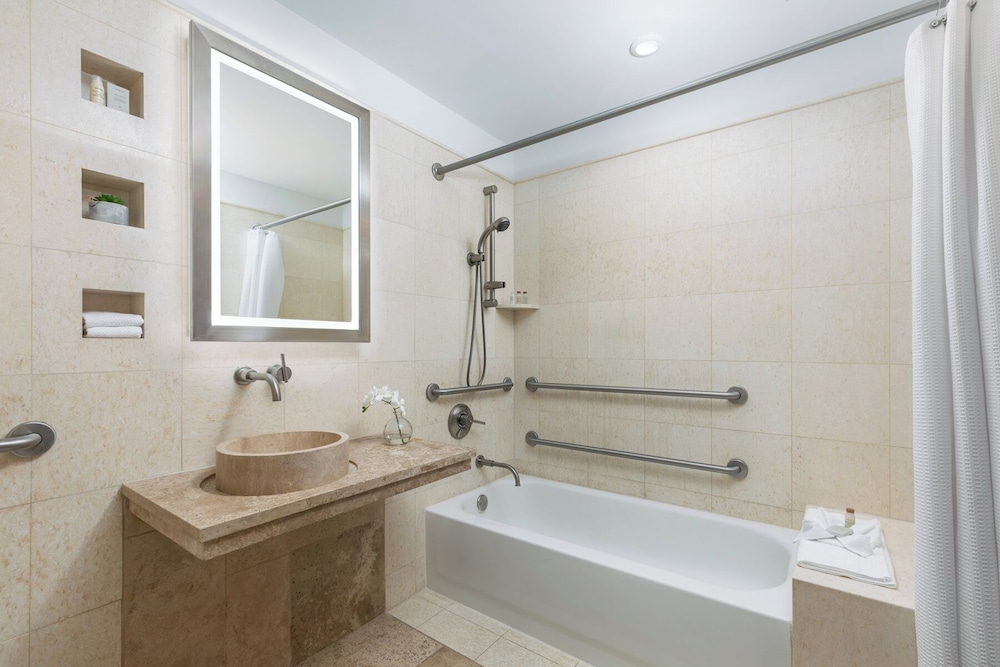 Junior Suite Accessible Bathtub thumbnail 5