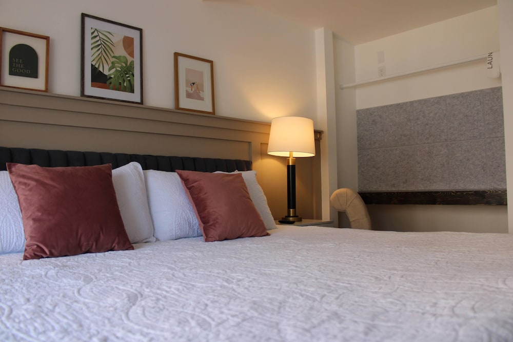 2 Queen Bed with Kitchenette - 2nd Floor