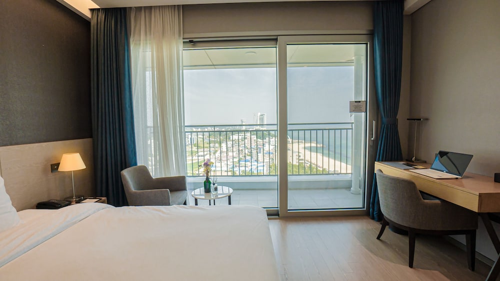 [Bed & Breakfast PKG] Gorgeous Partial Ocean Double - THREE MEALS Breakfast Part 2 (8:30-10:30) for2 photo 3