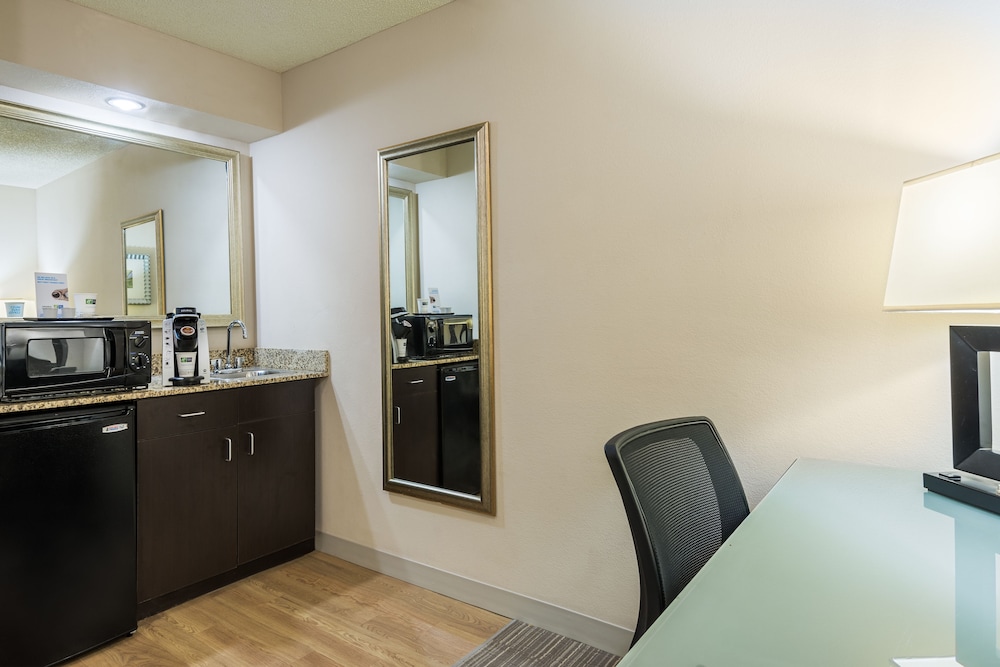 Suite, 2 Double Beds (Living Area) - Photo 1