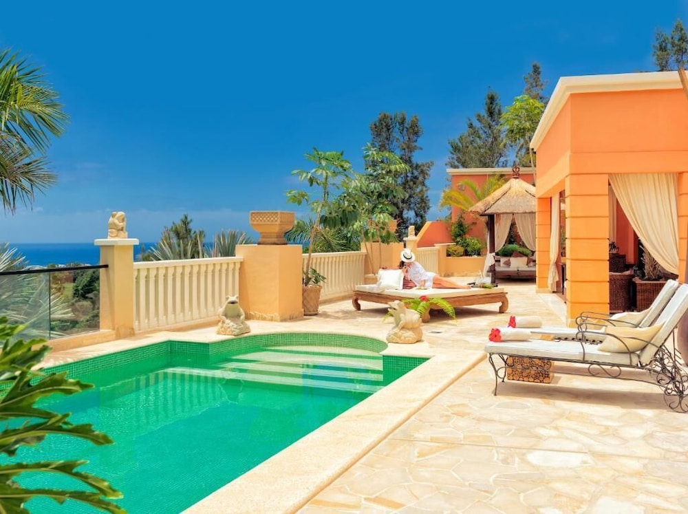 2 bedroom Queen Villa (private heated pool)