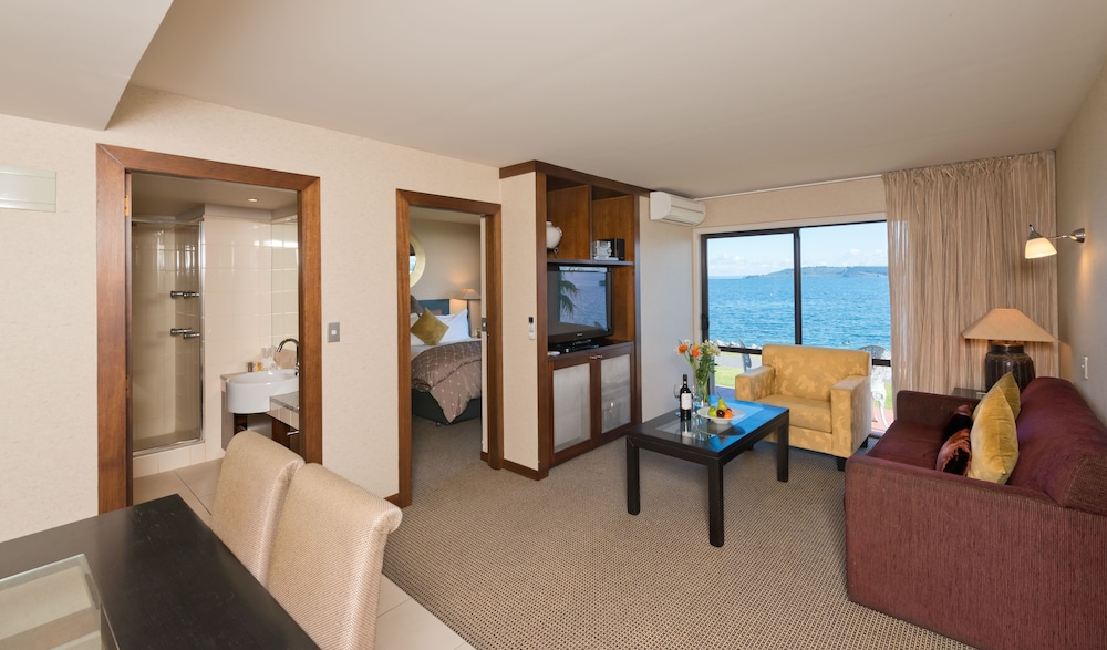 Junior Suite Queen with Lake View photo 3