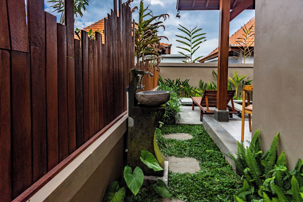 Luxury Villa, 1 King Bed, Pool View photo 3