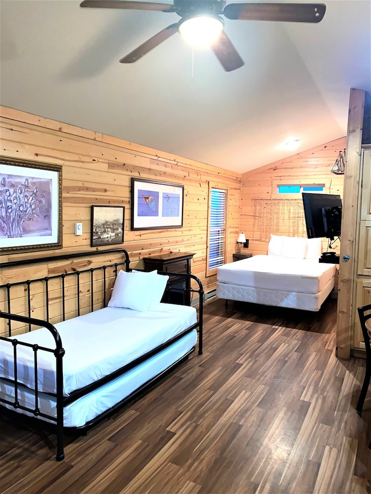 Studio Cabin with Kitchen and Jetted Tub photo 1