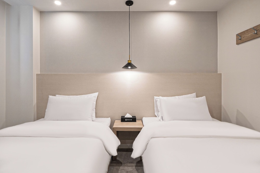 Twin Room, Multiple Beds, Non Smoking, Private Bathroom (Self Check-in)