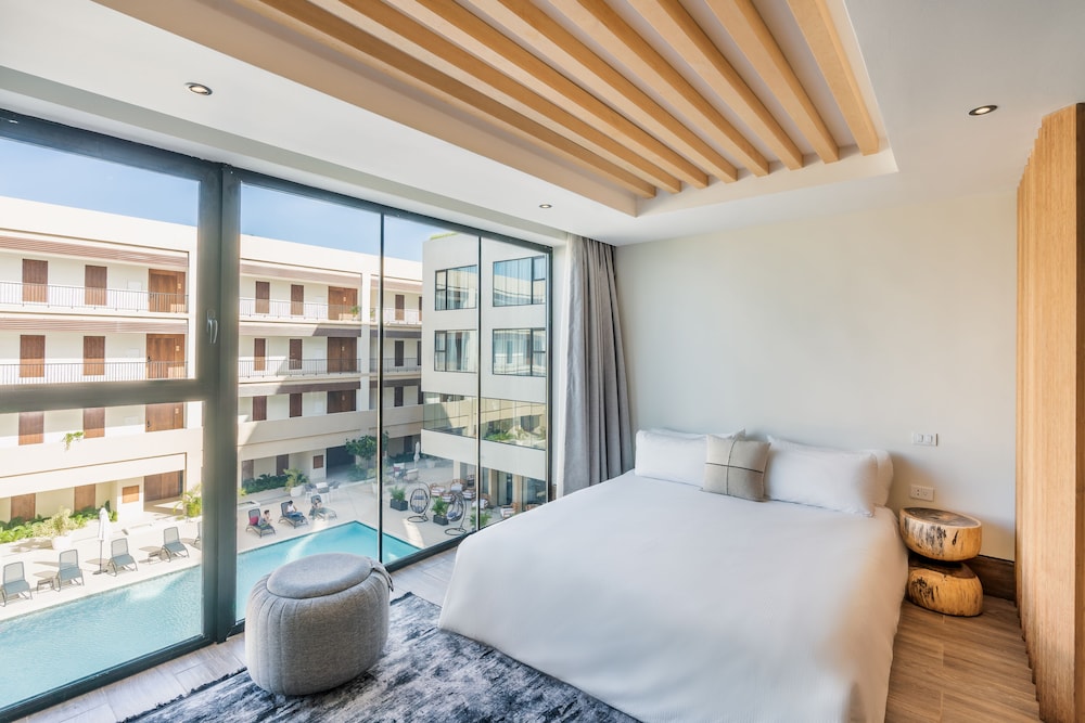 Junior Suite, Pool View