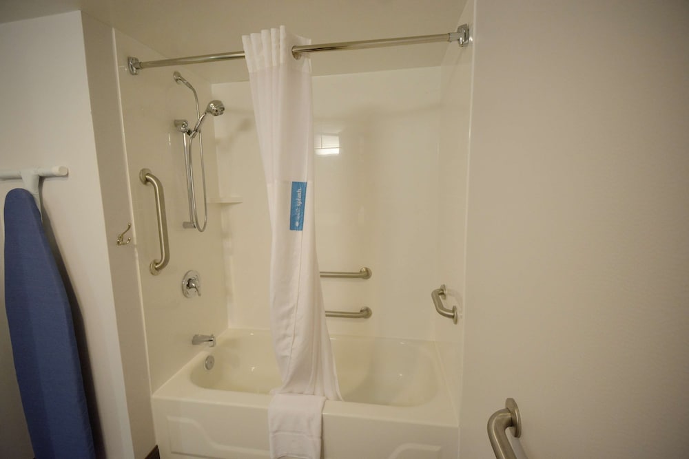 Room, 1 King Bed, Accessible, Bathtub - Photo 3