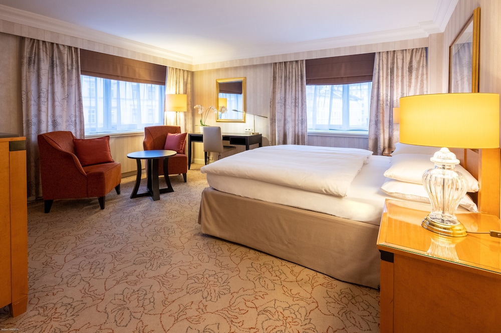 Premium Room, 1 King Bed, City View, Corner