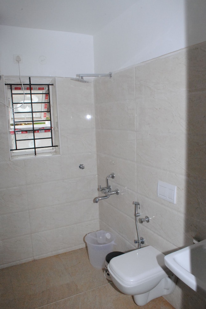 Deluxe Room, 1 Queen Bed, Non Smoking photo 2