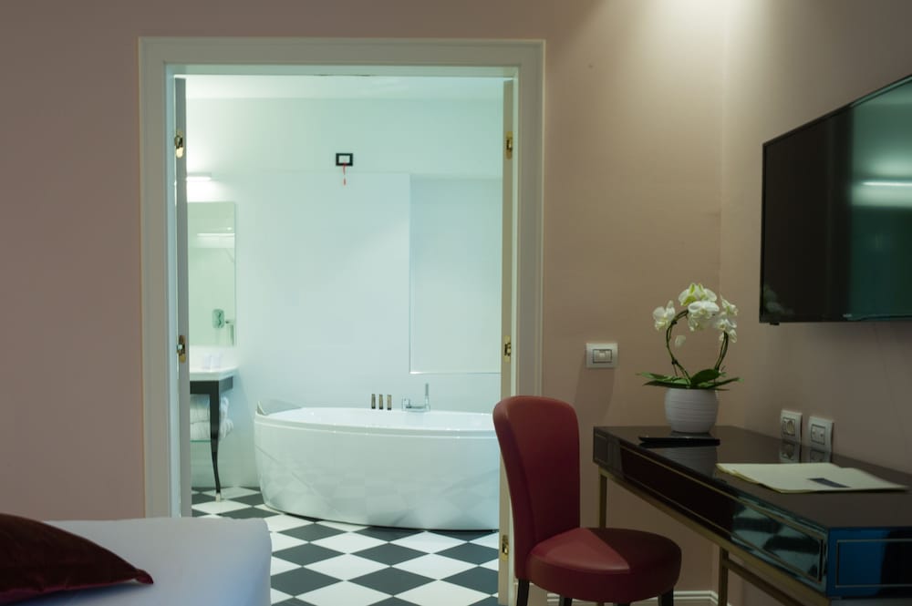Deluxe Double Room, 1 King Bed (Queen) photo 2