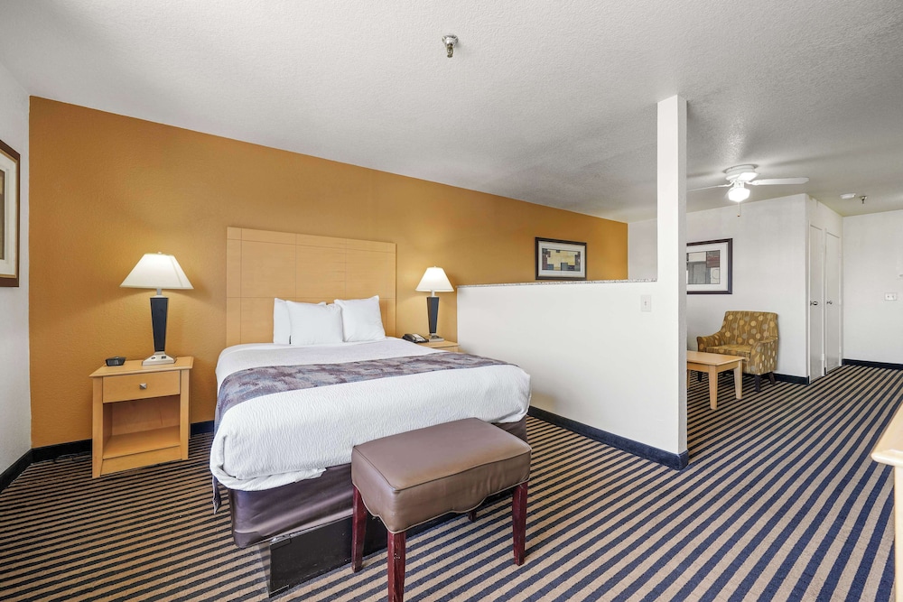 Suite, 1 Queen Bed, Non Smoking, Refrigerator & Microwave (Oversized Room;with Sofabed) - Photo 3