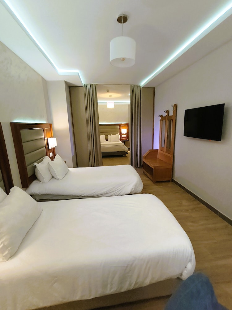 Junior Suite, Multiple Beds photo 3