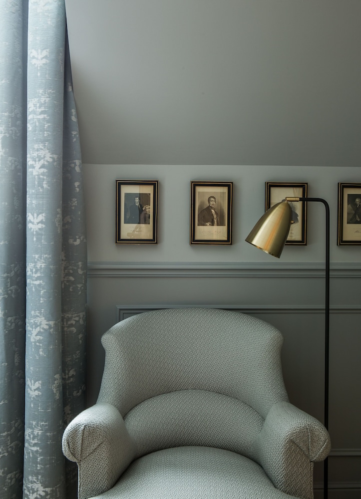 Deluxe Room thumbnail 6