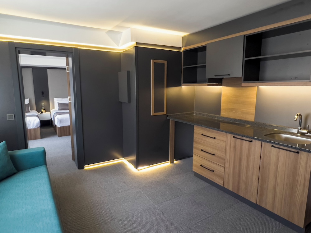 Royal Room, 2 Bedrooms, City View - Photo 4