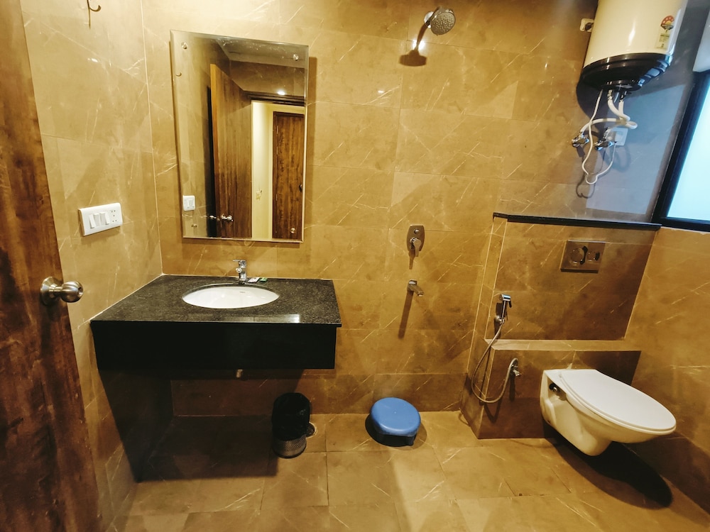 Classic Triple Room, City View - Photo 4