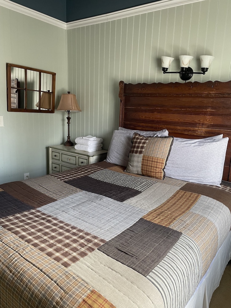 Standard Room, 1 Queen Bed
