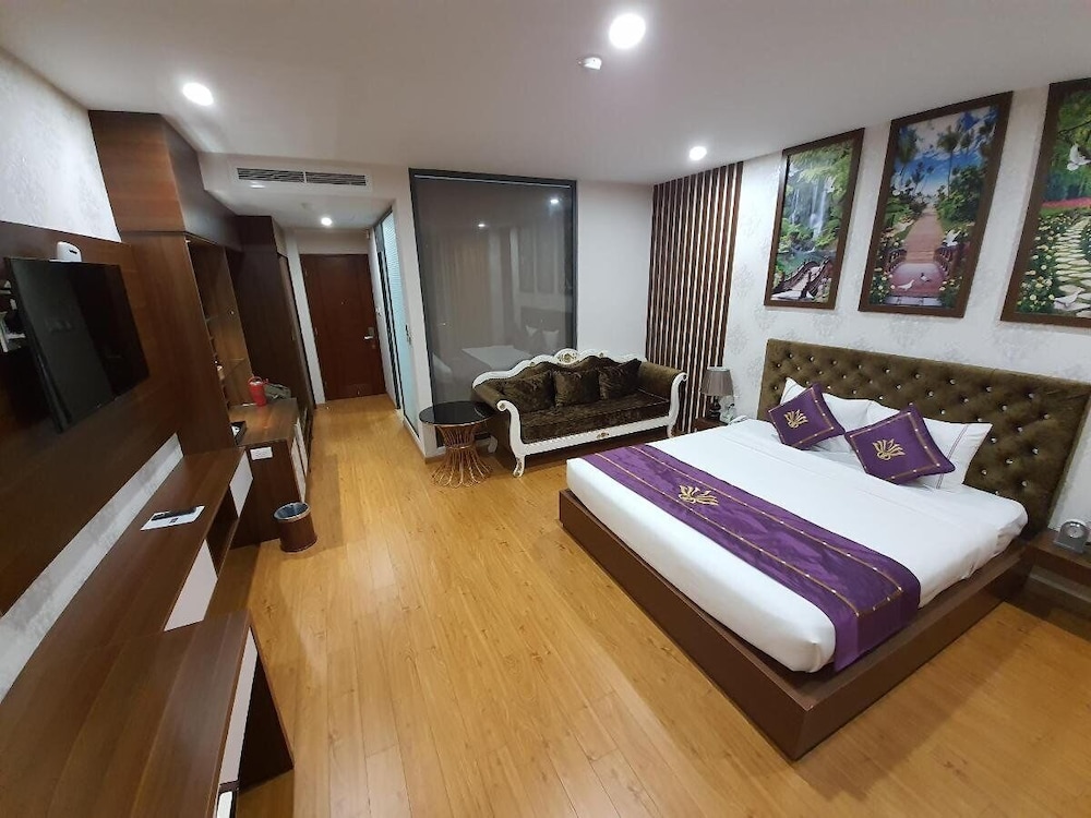 Suite - Photo 1