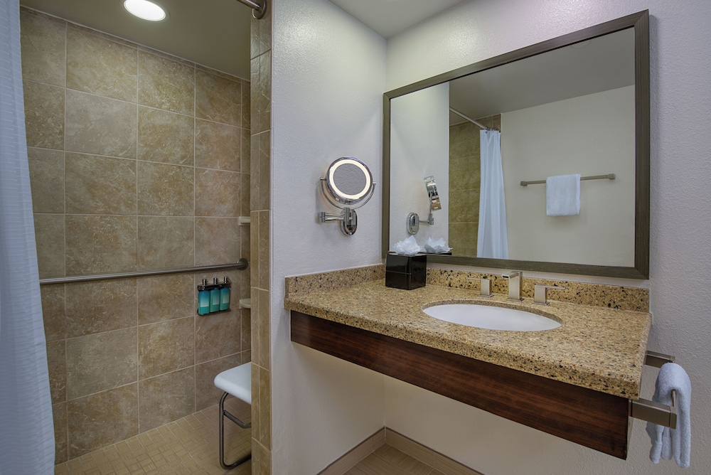 Preferred Room. Wheelchair accessible with roll-in shower and option for hearing accessibility. 2 qu photo 3