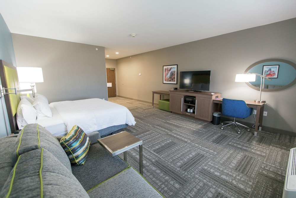Room, 1 King Bed, Accessible (Mobility & Hearing, Roll-in Shower) photo 3