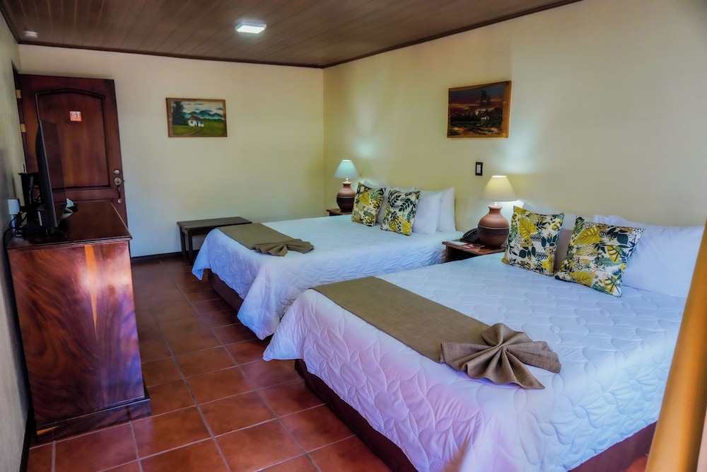 Superior Room, 2 Queen Beds - Photo 6