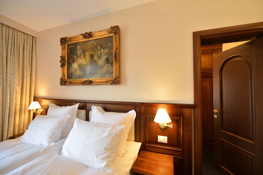Deluxe Suite, 1 King Bed with Sofa bed photo 2