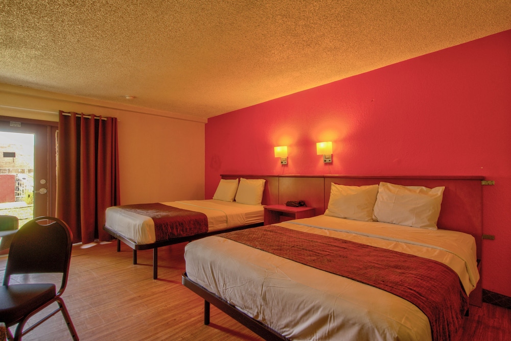 Room, 2 Queen Beds, Smoking photo 2