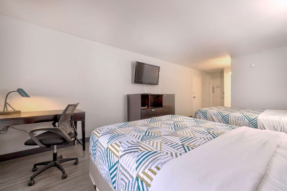 Standard Room, 2 Queen Beds, Non Smoking photo 2