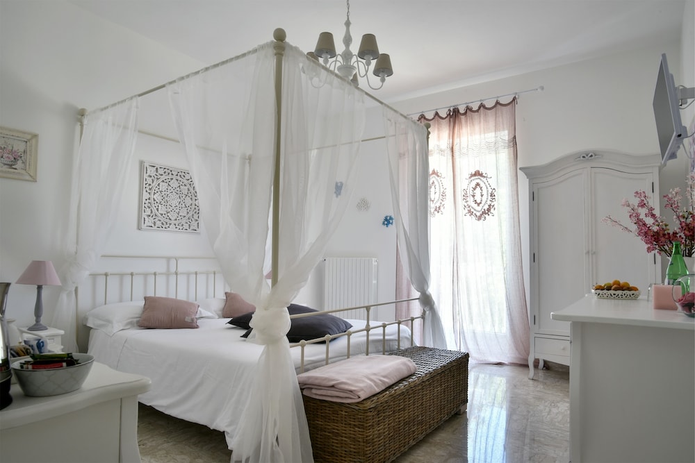 Romantic Triple Room, 1 Bedroom, Pool View photo 2