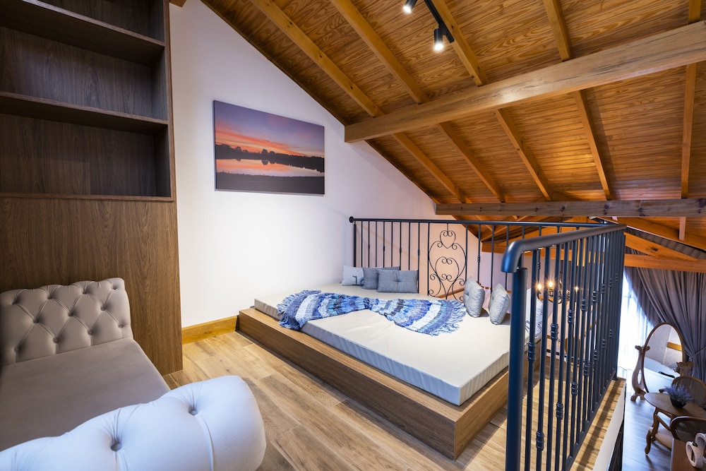 Romantic Double Room, Multiple Beds, Jetted Tub photo 3