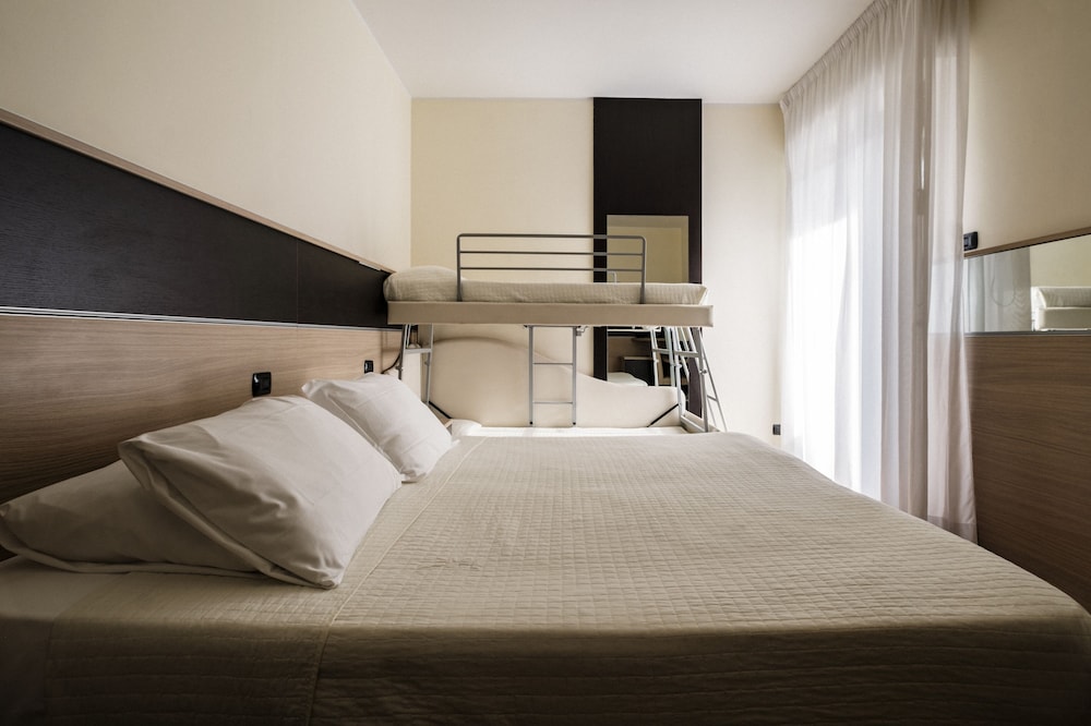 Quadruple Room - Photo 7