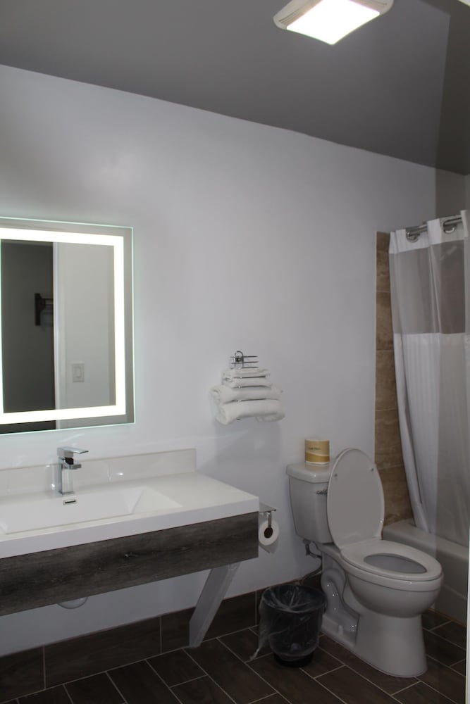 Comfort Room, 2 Queen Beds, Accessible, City View photo 3