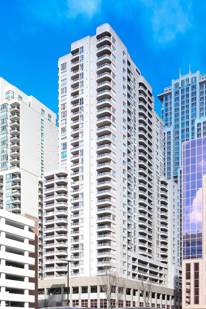 Spacious Furnished Apartment Sleeps 4, 2 Tvs, Walkout Balcony, Parking Available, 写真 25