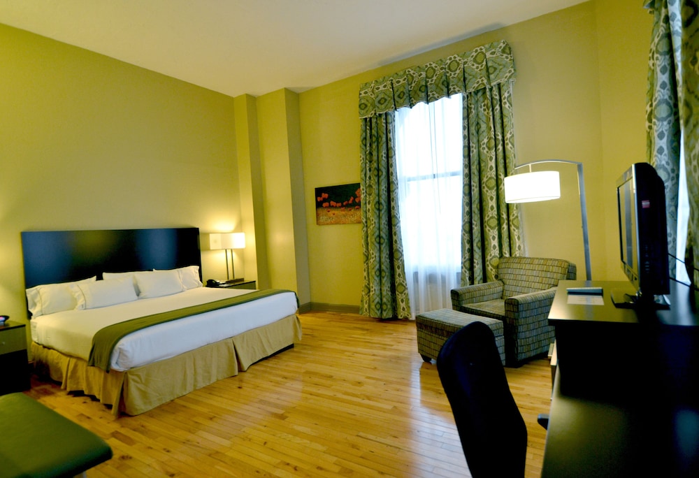 Suite, 1 King Bed with Sofa bed, Accessible (Roll-In Shower) photo 1
