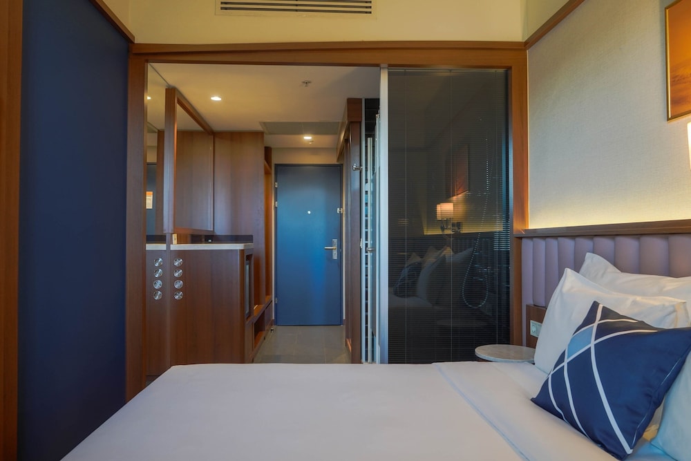 Standard Room, 1 King Bed, Non Smoking - Photo 2