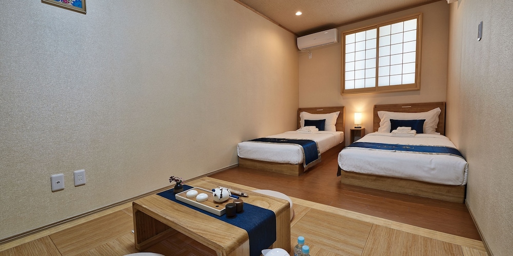 Western Style Room, 2 Twin Beds with Shared Bathroom