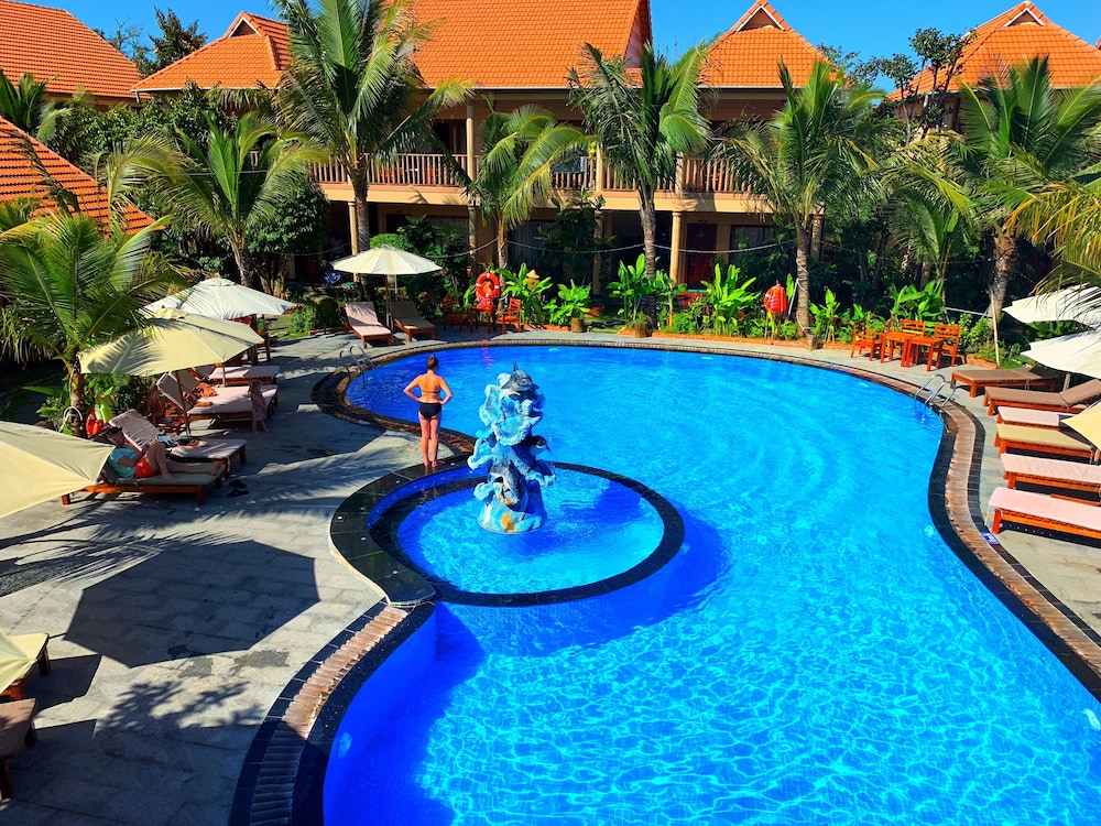 Deluxe Room, 2 Double Beds, Pool View photo 3