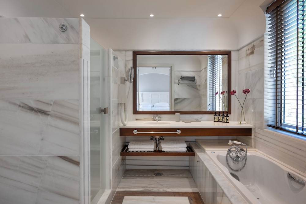Two Bedroom Deluxe Family Suite with Sea View - Photo 7