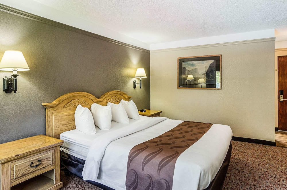 Standard Room, 1 King Bed, Non Smoking - Photo 7