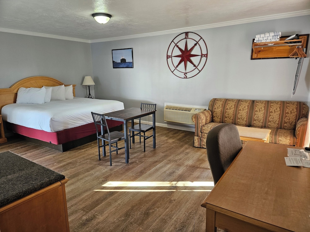 1 King Bed Efficiency with Creek View Deck