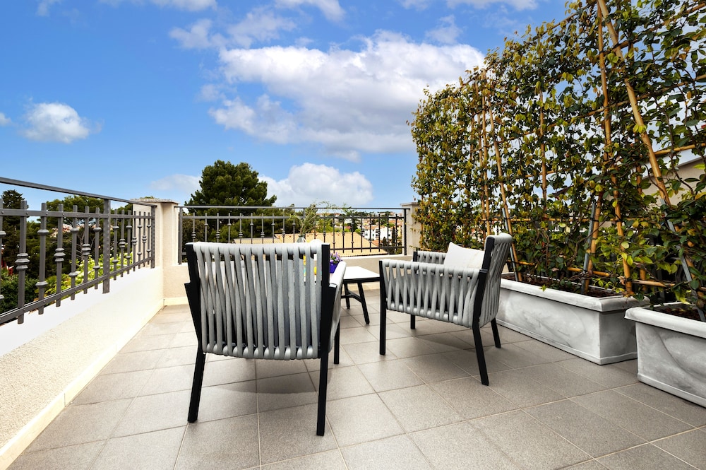 Deluxe Room, Balcony - Photo 10