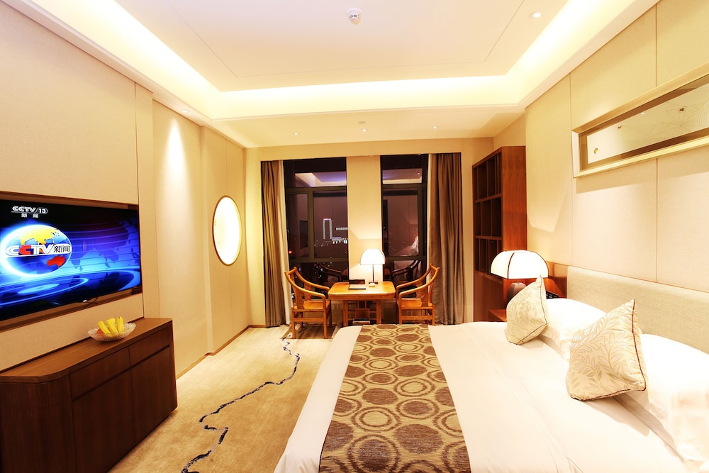 Deluxe Room, 1 King Bed, Smoking photo 2