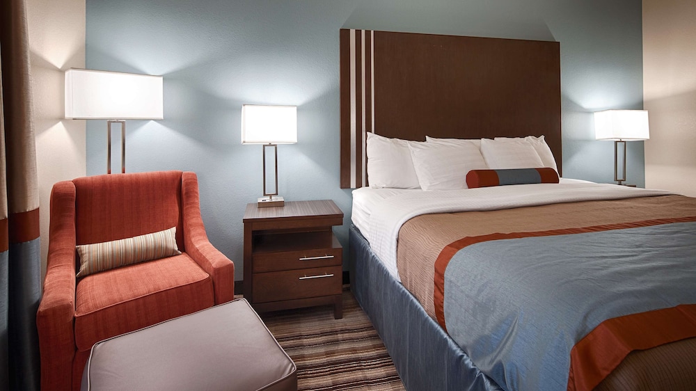 Standard Room, 1 King Bed, Non Smoking, Refrigerator & Microwave