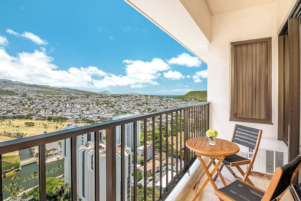 High Floor Mountain View Condo with 2 Beds and Parking: Apartment, 1 Bedroom, Balcony, Mountain View (0172) photo