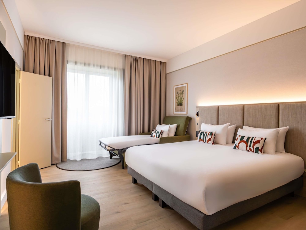 Deluxe Room, 1 King Bed with Sofa bed - Photo 2