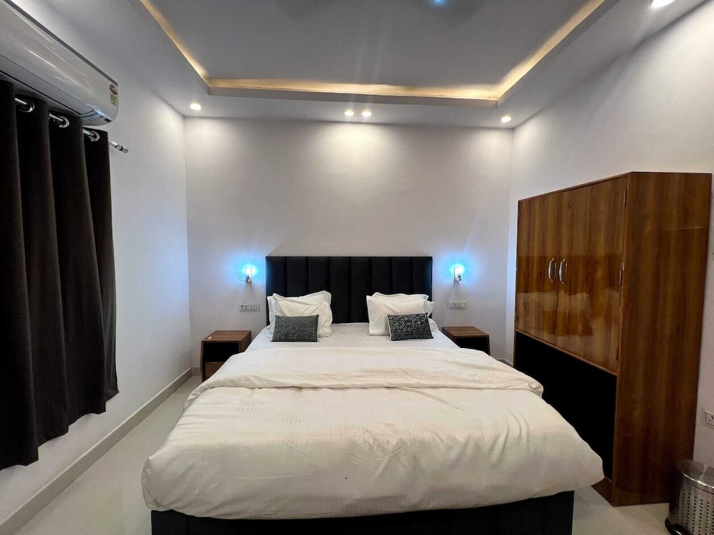 Deluxe Double Room, 1 King Bed photo 3