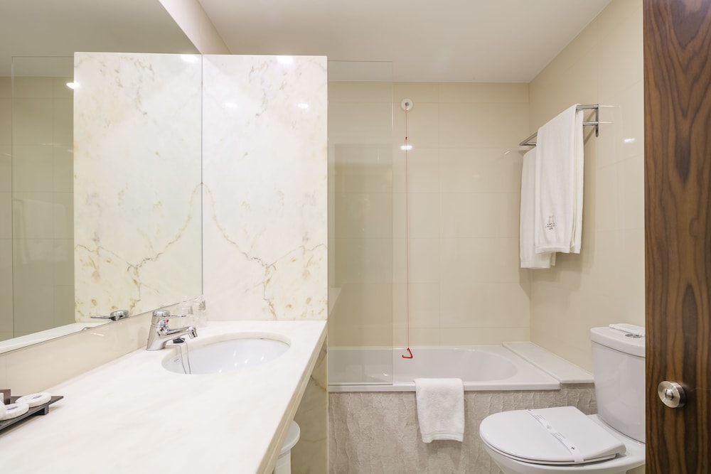 Standard Twin Room - Photo 9