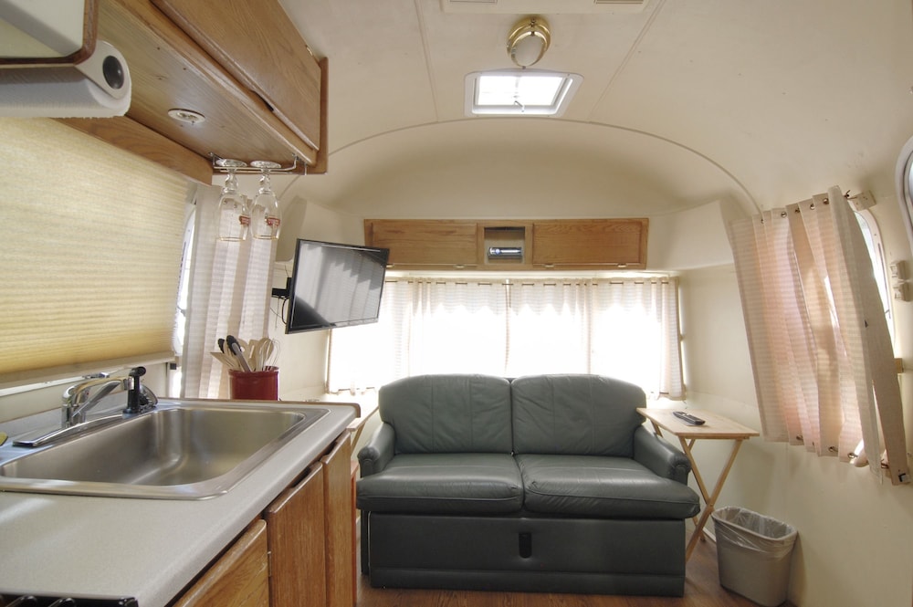 Vintage Airstream - Full photo 2