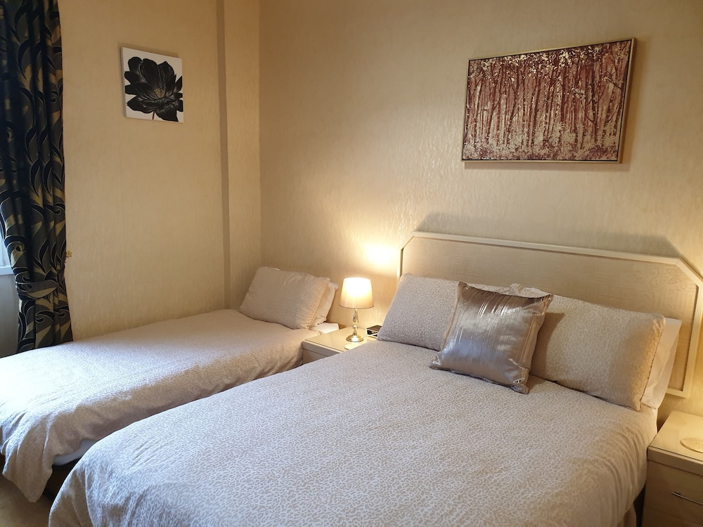 Family Room (Room 4) photo 2