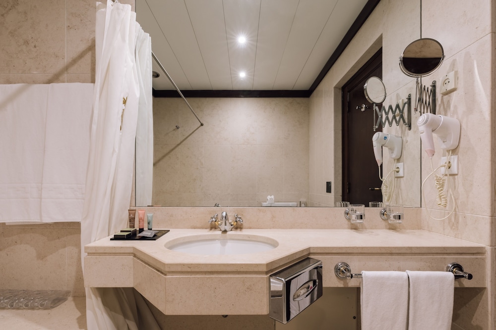 Premium Double Room - Photo 10