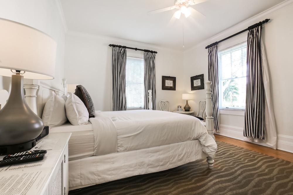 Premium Room, 1 King Bed - Adult Exclusive photo 2